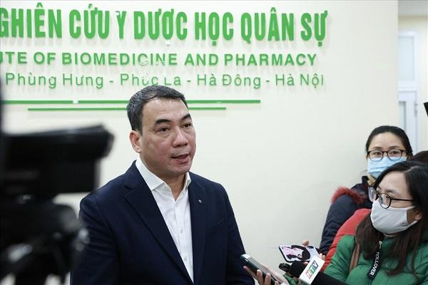 TS Nguyễn Ngô Quang trả lời báo chí tại buổi tiêm thử nghiệm vaccine (Ảnh: Hải Nguyễn)