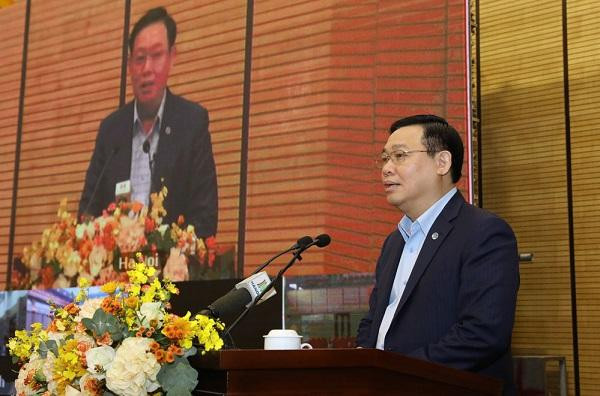 Bí thư Thành ủy Vương Đình Huệ thông tin, quán triệt Nghị quyết Đại hội lần thứ XVII Đảng bộ thành phố tới cán bộ chủ chốt thành phố.