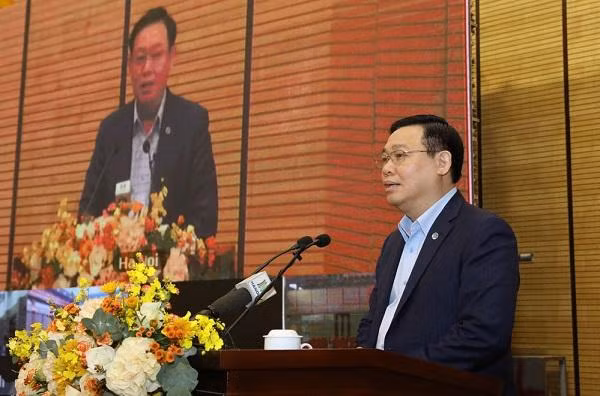 Bí thư Thành ủy Vương Đình Huệ thông tin, quán triệt Nghị quyết Đại hội lần thứ XVII Đảng bộ thành phố tới cán bộ chủ chốt thành phố.
