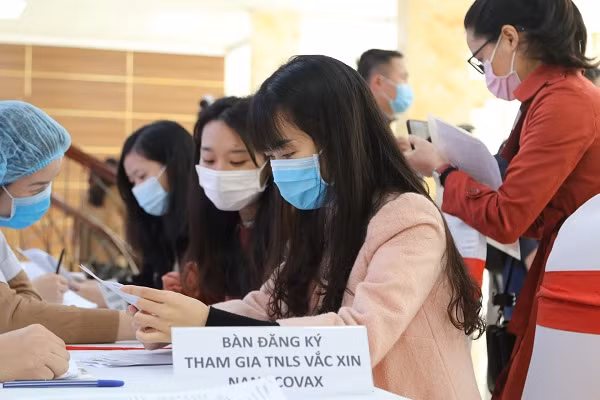 Trong buổi sáng 10-12, đã có hơn 30 bạn trẻ đăng ký thử nghiệm vaccine
