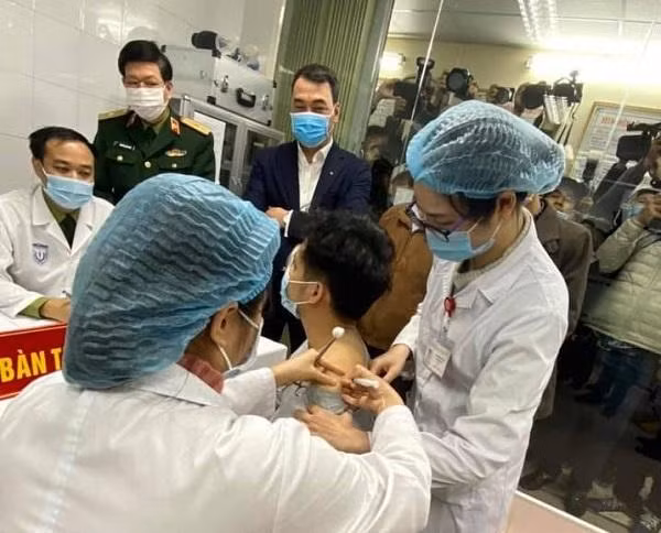 Nam thanh niên 20 tuổi là người tình nguyện đầu tiên được tiêm thử nghiệm vaccine Covid-19