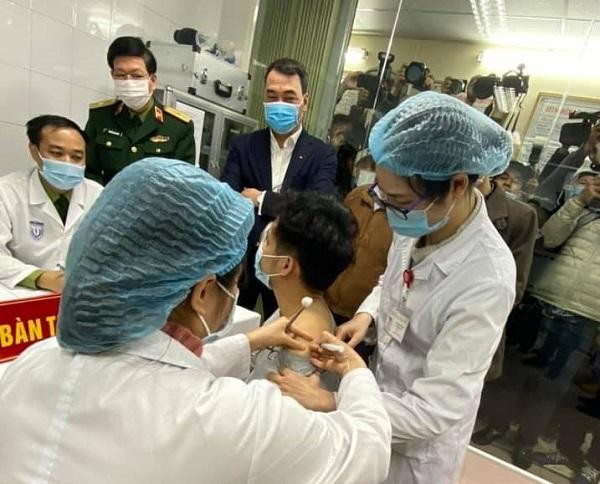 Nam thanh niên 20 tuổi là người tình nguyện đầu tiên được tiêm thử nghiệm vaccine Covid-19