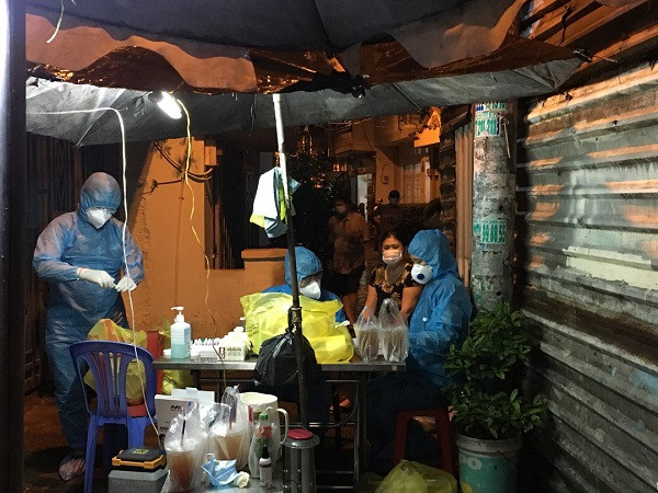 Lực lượng chức năng lấy mẫu xét nghiệm một số người dân trong khu vực sinh sống của BN1347