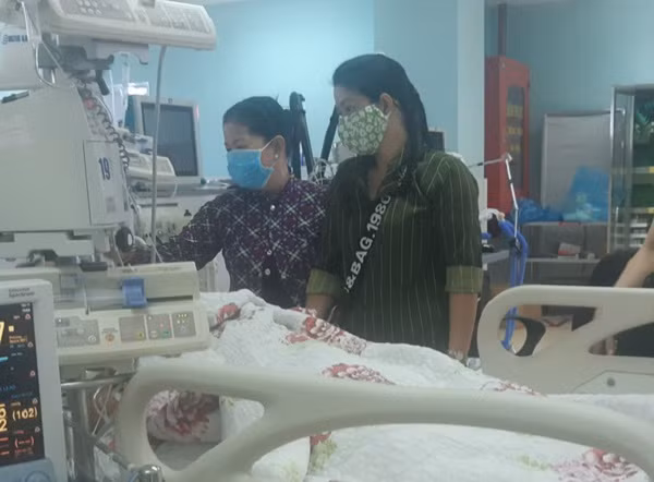 Mẹ và chị gái anh Q. - người hiến đa tạng giây phút anh Q. rơi vào chết não Mẹ và chị gái anh Q. - người hiến đa tạng giây phút anh Q. rơi vào chết não