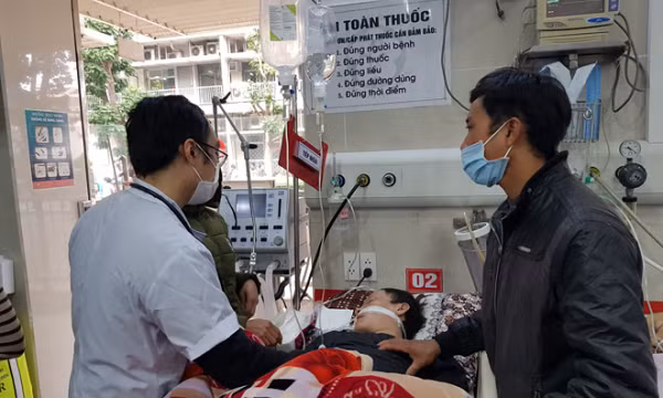 Cấp cứu bệnh nhân ở bệnh viện Bạch Mai