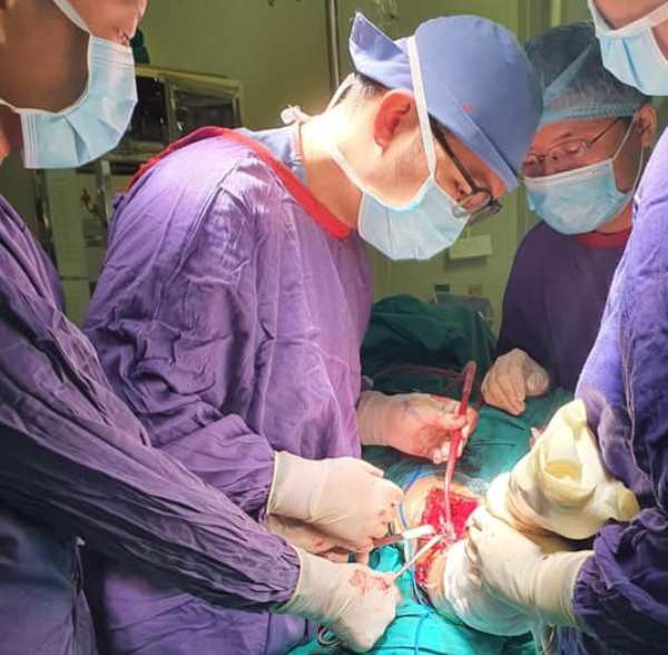 Kíp mổ kết hợp cùng lúc 5 xương bị gãy cho bệnh nhân V.Đ.V.