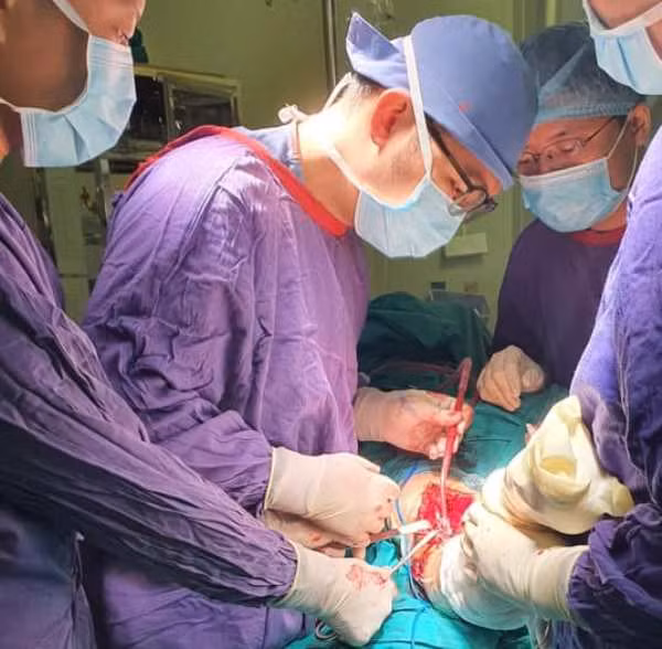 Kíp mổ kết hợp cùng lúc 5 xương bị gãy cho bệnh nhân V.Đ.V.