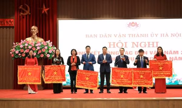 Phó Bí thư Thường trực Thành ủy Nguyễn Thị Tuyến và Phó Bí thư Thành ủy Nguyễn Văn Phong trao Cờ thi đua cho các tập thể