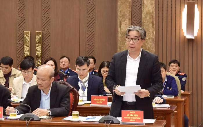 Giám đốc Sở GTVT Hà Nội Vũ Văn Viện báo cáo tại buổi làm việc