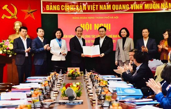 Bí thư Thành ủy Vương Đình Huệ trao quyết định, chúc mừng các đồng chí được chỉ định tham dự Đảng đoàn HĐND TP nhiệm kỳ 2016-2021. Bí thư Thành ủy Vương Đình Huệ trao quyết định, chúc mừng các đồng chí được chỉ định tham dự Đảng đoàn HĐND TP nhiệm kỳ 2016-2021.