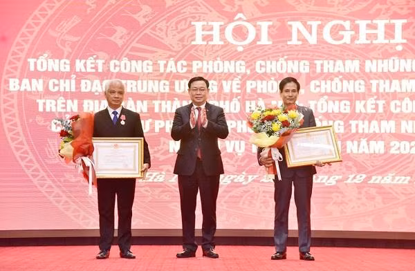 Bí thư Thành ủy Vương Đình Huệ trao Huân chương Lao động hạng Nhất cho đồng chí Nguyễn Quang Huy, nguyên Trưởng ban Nội chính Thành ủy và Huân chương Lao động hạng Nhì cho đồng chí Nguyễn Thế Toàn, nguyên Phó Trưởng ban Thường trực Ban Nội chính Thành ủy.