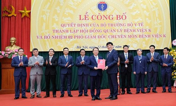 Bộ trưởng Bộ Y tế trao Quyết định thành lập Hội đồng Quản lý Bệnh viện K gồm 11 thành viên
