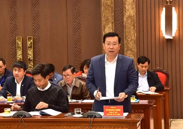 Giám đốc Sở Xây dựng Hà Nội Võ Nguyên Phong báo cáo tại buổi làm việc