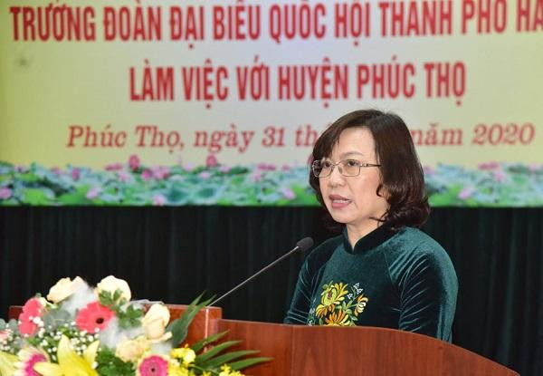 Bí thư Huyện ủy Phúc Thọ Lê Thị Thu Hằng trình bày báo cáo tại buổi làm việc sáng 31-12