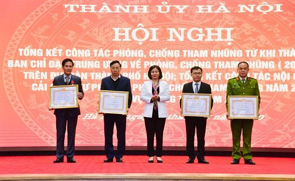 Phó Bí thư Thường trực Thành ủy Hà Nội Nguyễn Thị Tuyến trao Bằng khen của Ban Thường vụ Thành ủy Hà Nội cho các cá nhân có thành tích xuất sắc.