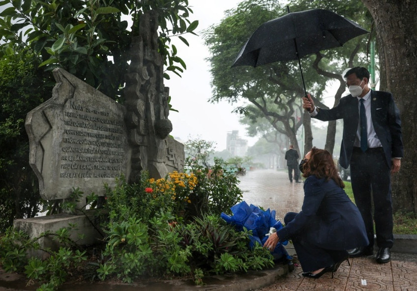 Thượng tá Chu Bá Phượng, Phó Đội trưởng Đội bảo vệ khách quốc tế, Phòng Bảo vệ sự kiện đặc biệt quan trọng và khách quốc tế, Bộ Tư lệnh Cảnh vệ (Bộ Công an) che ô cho Phó Tổng thống Mỹ Kamala Harris trong chuyến thăm và làm việc tại Việt Nam tháng 8-2021