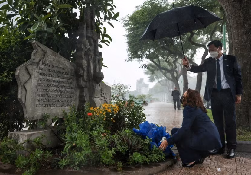 Thượng tá Chu Bá Phượng, Phó Đội trưởng Đội bảo vệ khách quốc tế, Phòng Bảo vệ sự kiện đặc biệt quan trọng và khách quốc tế, Bộ Tư lệnh Cảnh vệ (Bộ Công an) che ô cho Phó Tổng thống Mỹ Kamala Harris trong chuyến thăm và làm việc tại Việt Nam tháng 8-2021