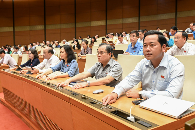 Các ĐBQH bấm nút biểu quyết thông qua Nghị quyết về nhà ở xã hội