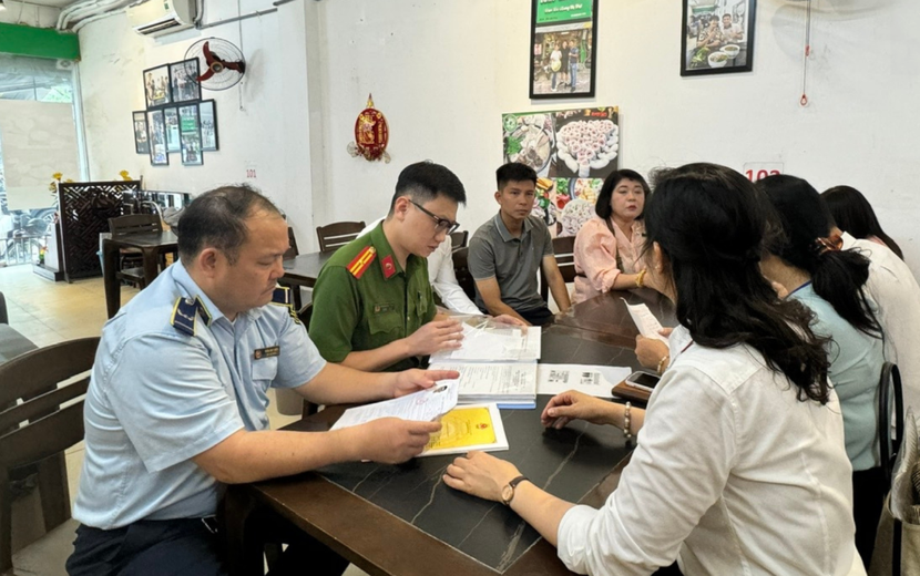 Đoàn kiểm tra làm việc với chủ cơ sở Đoàn kiểm tra làm việc với chủ cơ sở