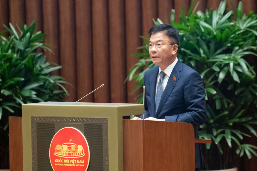 Phó Thủ tướng Chính phủ Lê Thành Long trình bày Tờ trình trước Quốc hội Phó Thủ tướng Chính phủ Lê Thành Long trình bày Tờ trình trước Quốc hội