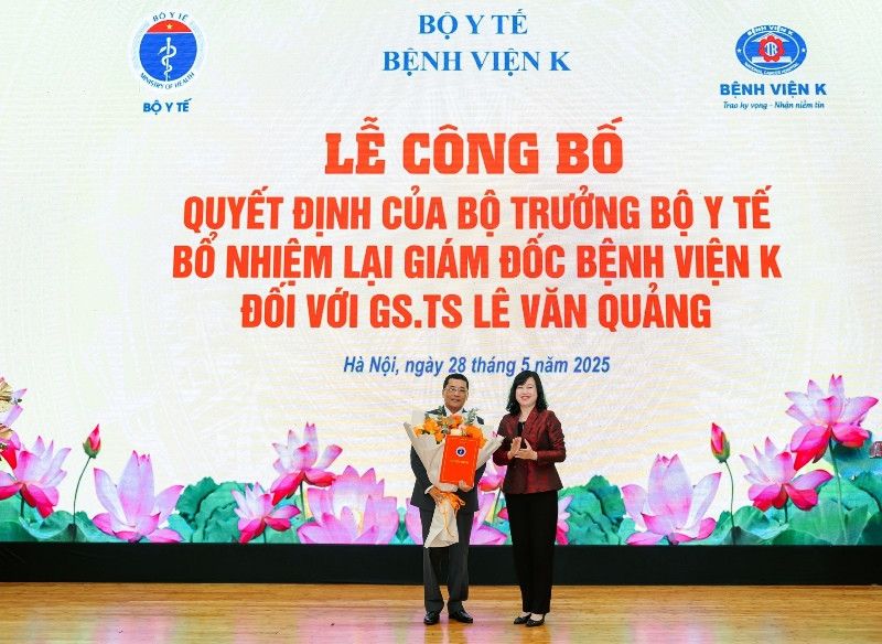 Bộ trưởng Bộ Y tế Đào Hồng Lan trao Quyết định và chúc mừng Giám đốc Bệnh viện K