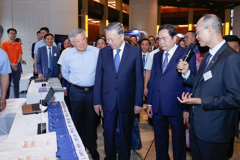 Tổng Bí thư Tô Lâm, Chủ tịch Quốc hội Trần Thanh Mẫn, Phó Thủ tướng Thường trực Chính phủ Nguyễn Hòa Bình thăm các gian trưng bày sản phẩm bên lề hội nghị