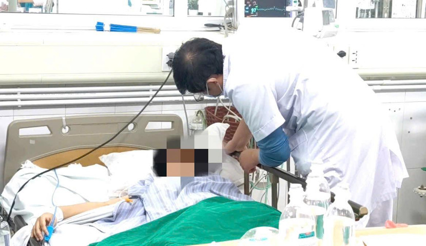 Nữ bệnh nhân ngộ độc thuốc được đưa vào cấp cứu tại BV Bệnh Nhiệt đới Trung ương