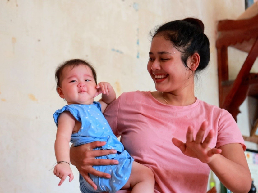 Niềm vui của chị H Dla Buôn Ya bên con gái