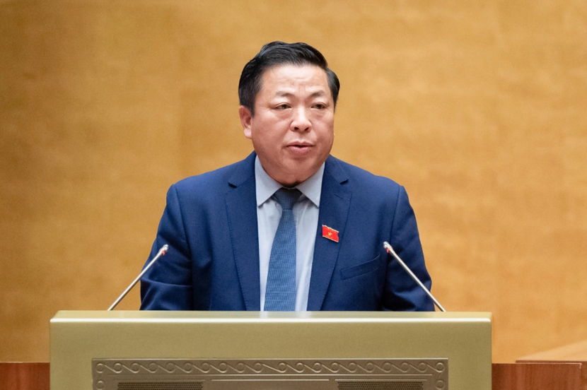 Bộ trưởng Bộ Xây dựng Trần Hồng Minh trình bày tờ trình