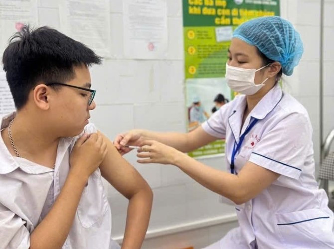 Trung tâm Y tế quận Long Biên tổ chức chiến dịch tiêm chủng vaccine phòng bệnh sởi đợt 3 cho trẻ em trên địa bàn.