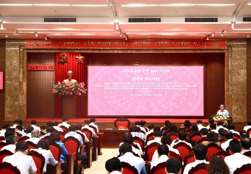 Phó Bí thư Thường trực Thành ủy Hà Nội Nguyễn Văn Phong phát biểu chỉ đạo hội nghị