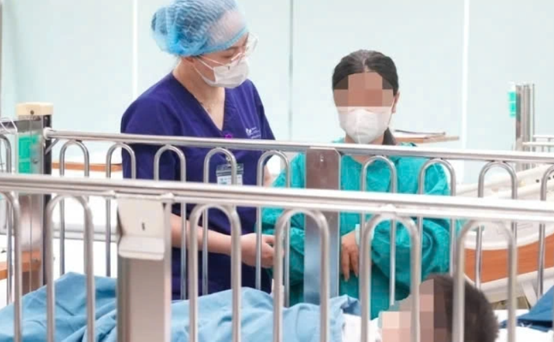 Cháu bé trong thời gian điều trị tại Bệnh viện Nhi Trung ương