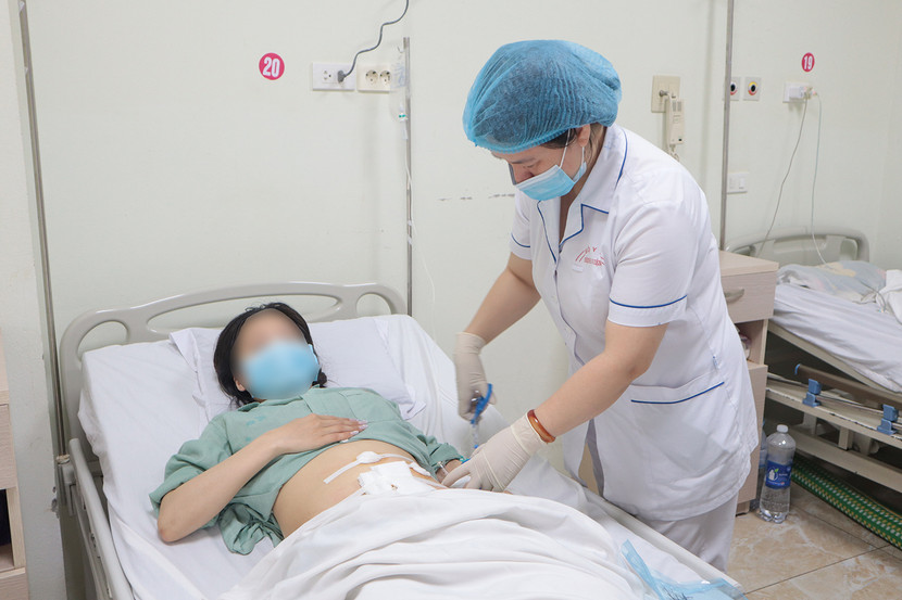 Nữ bệnh nhân được điều trị tại Bệnh viện E sau ca phẫu thuật Nữ bệnh nhân được điều trị tại Bệnh viện E sau ca phẫu thuật
