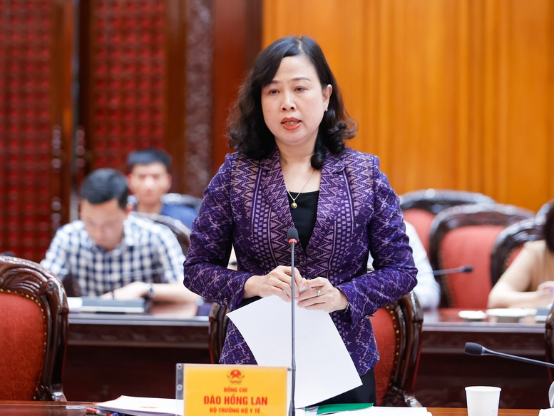 Bộ trưởng Bộ Y tế báo cáo tại cuộc họp Bộ trưởng Bộ Y tế báo cáo tại cuộc họp