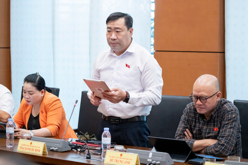 Đại biểu Thạch Phước Bình (đoàn Trà Vinh) phát biểu Đại biểu Thạch Phước Bình (đoàn Trà Vinh) phát biểu