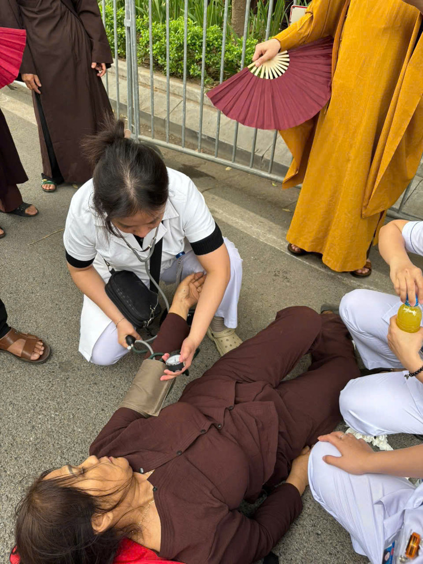 Nhiều người bị hạ đường huyết, say nắng, say nóng khi đi chiêm bái xá lợi Đức Phật ở chùa Quán Sứ ảnh 1 Nhiều người bị hạ đường huyết, say nắng, say nóng khi đi chiêm bái xá lợi Đức Phật ở chùa Quán Sứ ảnh 1