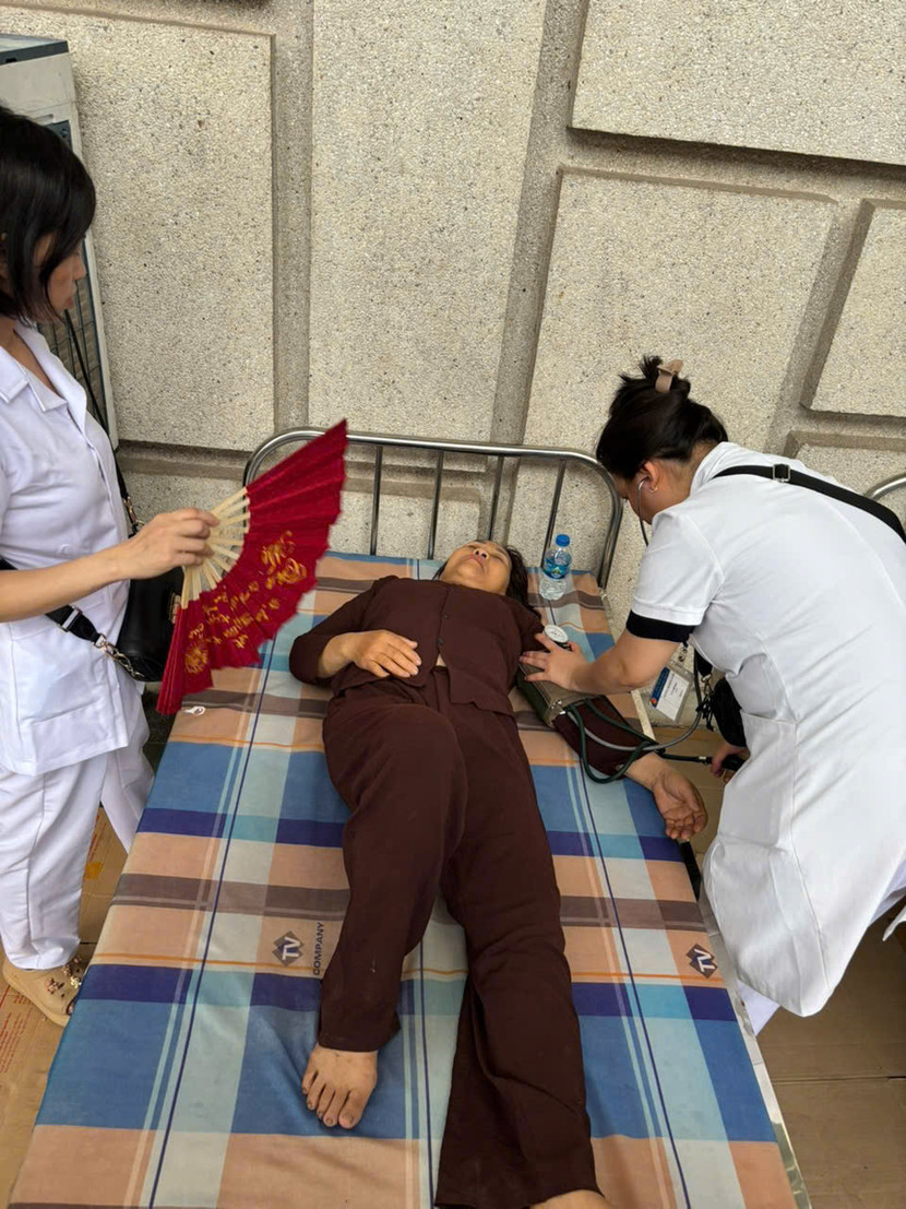 Nhiều người bị hạ đường huyết, say nắng, say nóng khi đi chiêm bái xá lợi Đức Phật ở chùa Quán Sứ ảnh 2