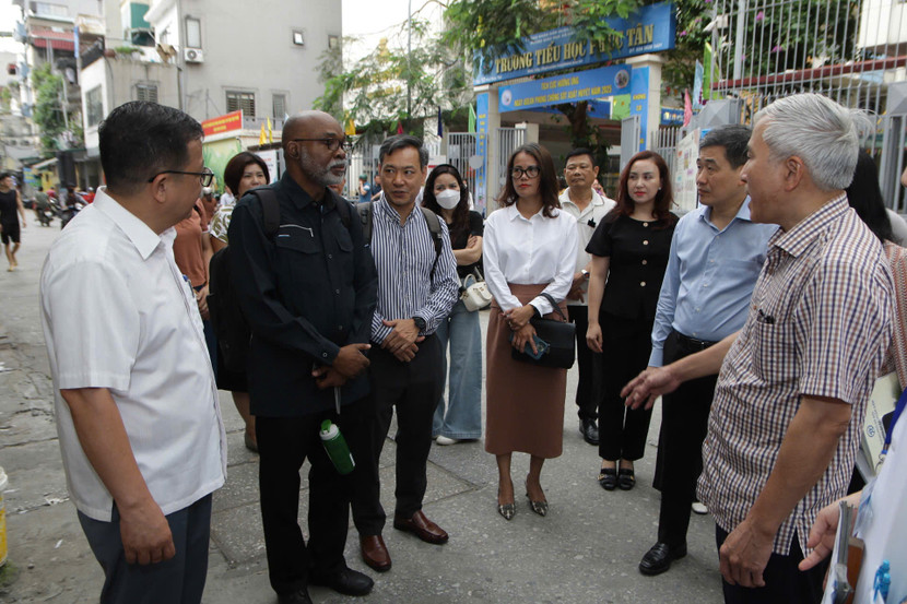 Các đại biểu tham gia giám sát công tác phòng SXH tại phường Phúc Tân, quận Hoàn Kiếm