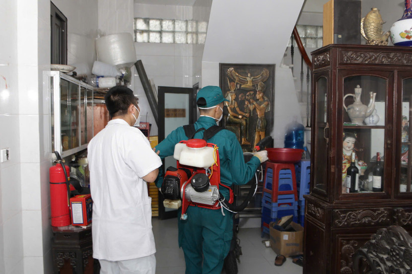 Phun hóa chất diệt muỗi trưởng thành để phòng SXH tại Hoàn Kiếm