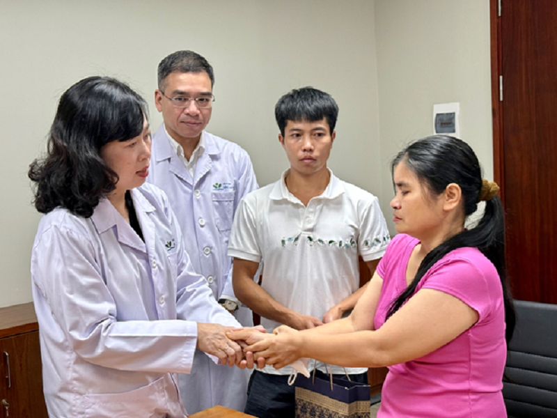 Bộ trưởng Y tế động viên gia đình bệnh nhi Bộ trưởng Y tế động viên gia đình bệnh nhi