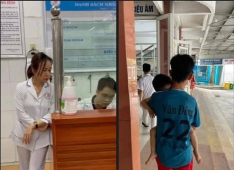 Hình ảnh từ video lan truyền trên mạng xã hội về vụ BVĐK tỉnh Nam Định đòi "nộp đủ tiền mới cấp cứu"