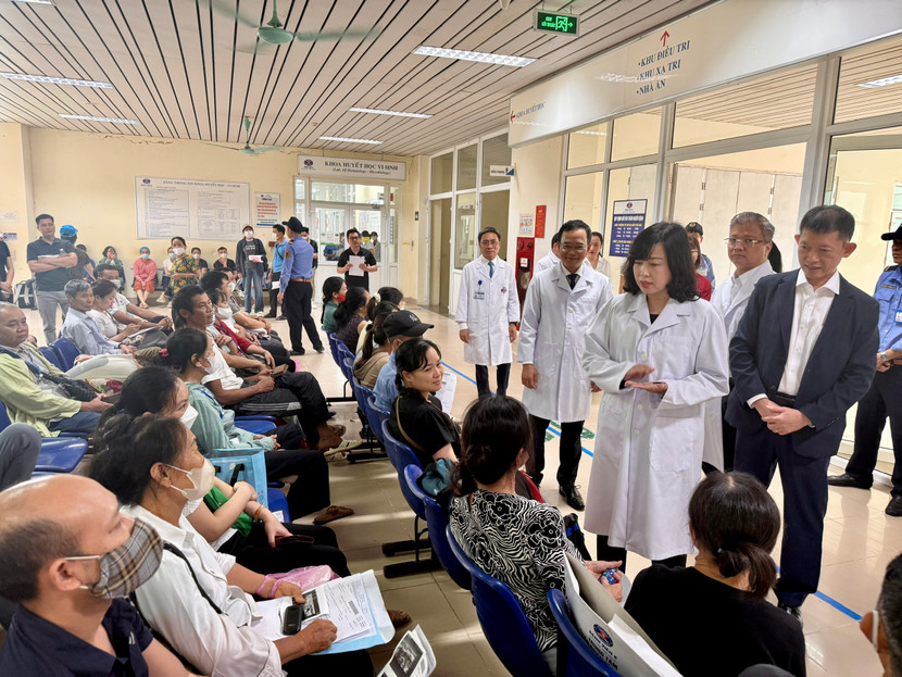 Bộ trưởng Đào Hồng Lan trò chuyện với bệnh nhân đang chờ thăm khám tại Bệnh viện K