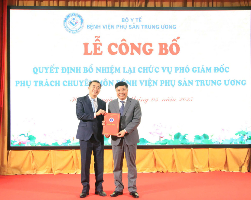 Thứ trưởng Bộ Y tế Trần Văn Thuấn trao quyết định cho Phó Giám đốc chuyên môn Bệnh viện Phụ sản Trung ương Vũ Văn Du
