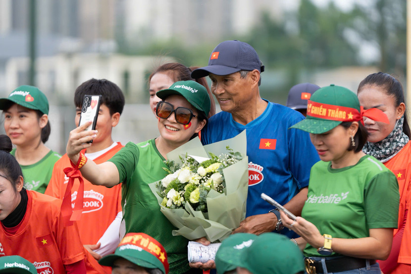 Giao lưu cùng đội tuyển Bóng đá nữ Quốc gia