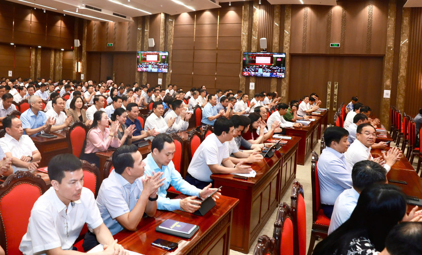 Các đại biểu dự hội nghị Ban Thường vụ Thành ủy Hà Nội chiều 13-5