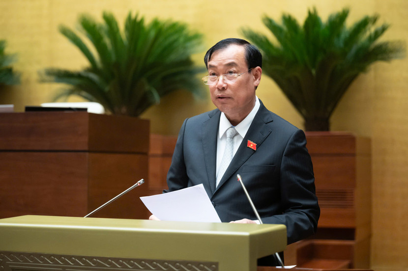 Chủ nhiệm Ủy ban Quốc phòng, An ninh và Đối ngoại của Quốc hội Lê Tấn Tới trình bày báo cáo thẩm tra Chủ nhiệm Ủy ban Quốc phòng, An ninh và Đối ngoại của Quốc hội Lê Tấn Tới trình bày báo cáo thẩm tra