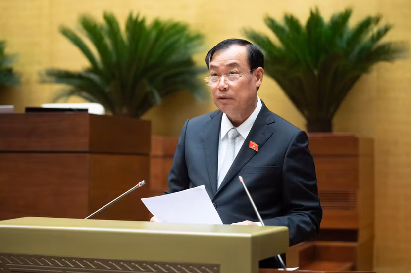 Chủ nhiệm Ủy ban Quốc phòng, An ninh và Đối ngoại của Quốc hội Lê Tấn Tới trình bày báo cáo thẩm tra
