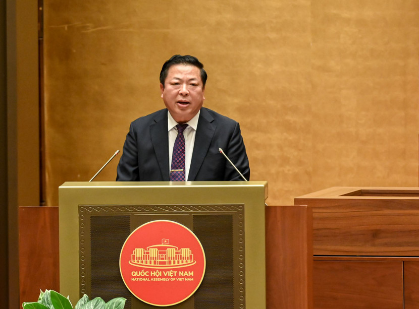 Bộ trưởng Bộ Xây dựng Trần Hồng Minh báo cáo tại Quốc hội