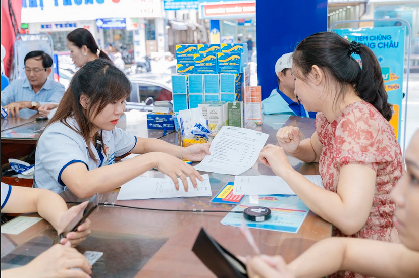 Tư vấn cho người bệnh tại nhà thuốc FPT Long Châu