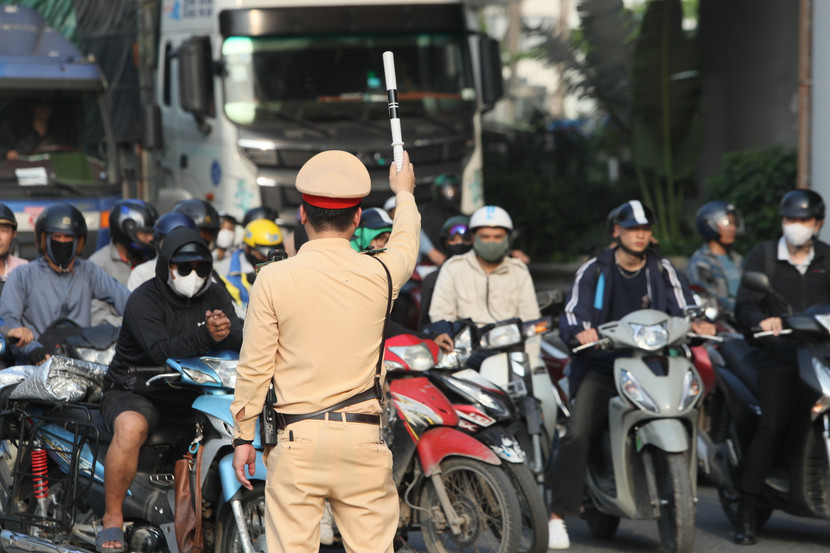 Lực lượng Cảnh sát giao thông căng mình làm nhiệm vụ hướng dẫn người dân trên hành trình rời Thủ đô Hà Nội Lực lượng Cảnh sát giao thông căng mình làm nhiệm vụ hướng dẫn người dân trên hành trình rời Thủ đô Hà Nội